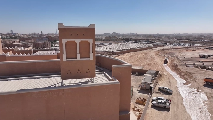 مبنى تقليدي في الدرعية بالرياض، لقطة جوية نهارية.