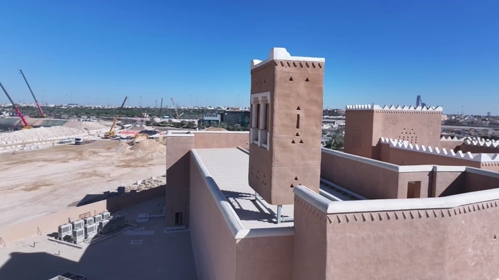 مبنى طيني تقليدي في الدرعية بالرياض، لقطة جوية نهارية.