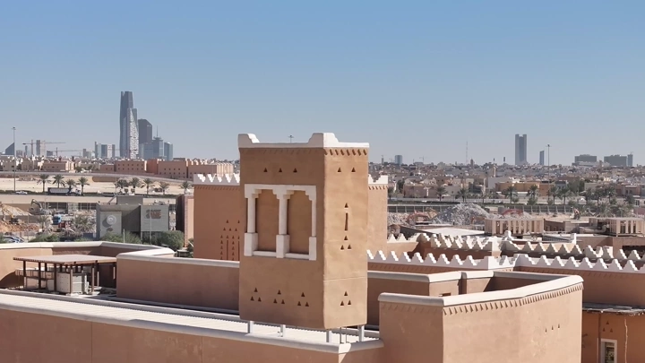 مباني طينية تقليدية في الدرعية بالرياض، لقطة نهارية واسعة.