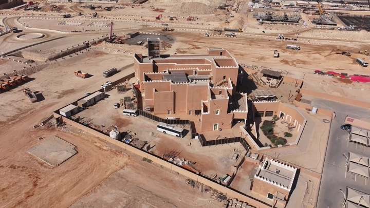 مبنى تقليدي في الدرعية بالرياض، لقطة جوية نهارية.