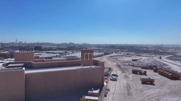 مبنى تقليدي في الدرعية بالرياض، لقطة جوية نهارية.