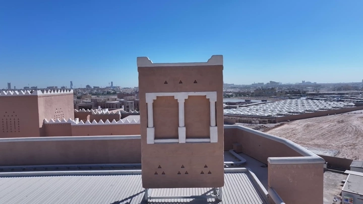مبنى تقليدي في الدرعية بالرياض، لقطة جوية نهارية.