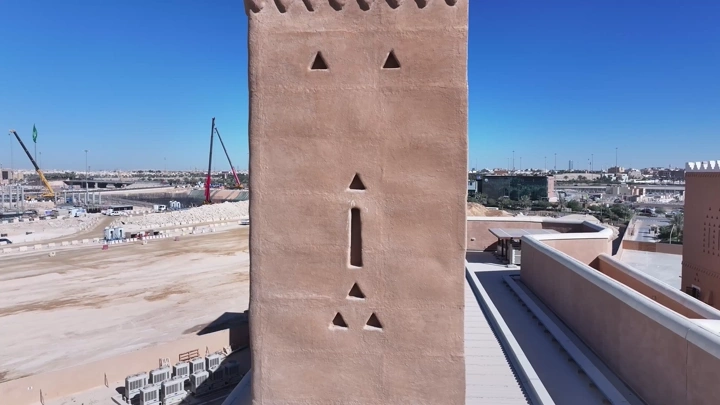 برج طيني في الدرعية بالرياض، لقطة جوية نهارية.