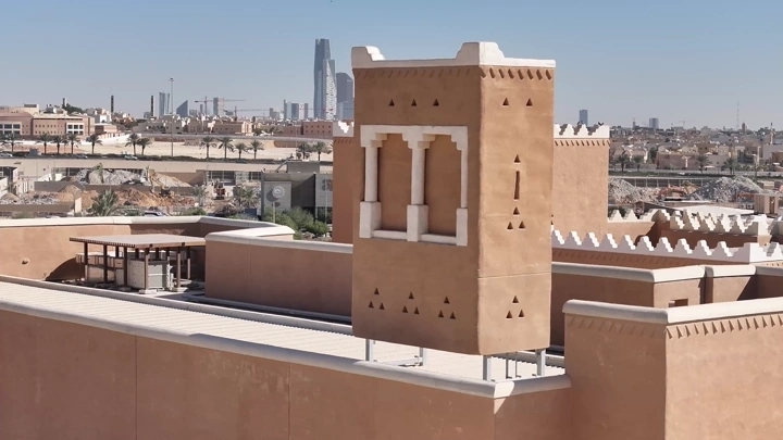 مبنى تقليدي في الدرعية بالرياض، لقطة نهارية من الأعلى.