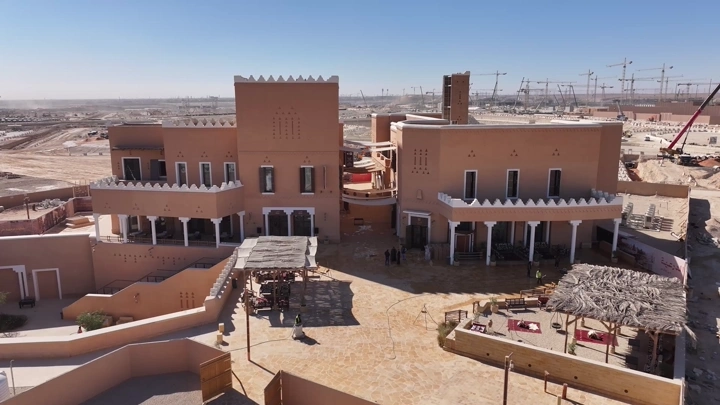 مبنى تقليدي في الدرعية بالرياض، لقطة جوية نهارية.