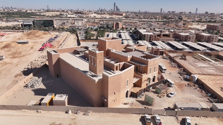 مبنى تقليدي في الدرعية بالرياض، لقطة جوية نهارية.