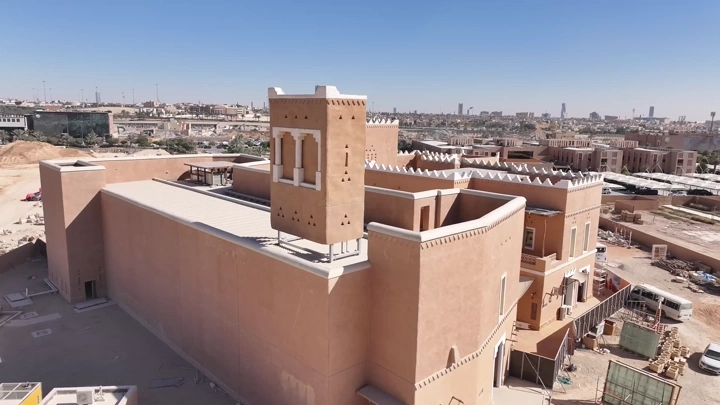 مبنى تقليدي في الدرعية بالرياض، لقطة جوية نهارية.