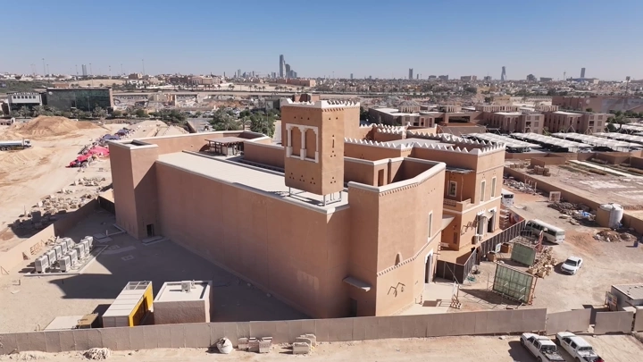 مبنى تقليدي في الدرعية بالرياض، لقطة جوية نهارية.