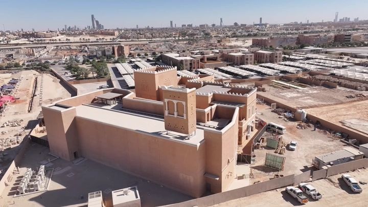 مبنى تقليدي في الدرعية بالرياض، لقطة جوية نهارية.