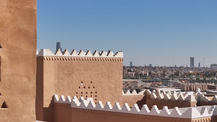 مباني طينية تقليدية في الدرعية بالرياض، لقطة نهارية.