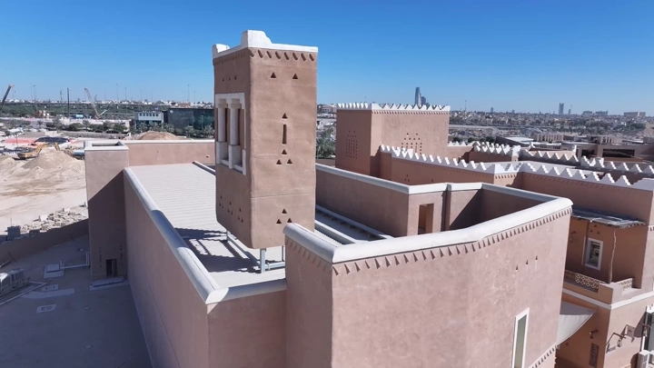 مبنى تقليدي في الدرعية بالرياض، لقطة جوية في وضح النهار.