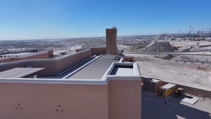 مبنى تقليدي في الدرعية بالرياض، لقطة جوية نهارية.