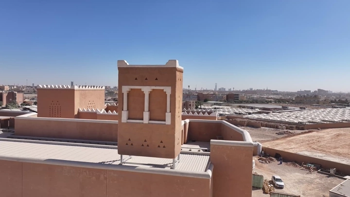 مبنى تقليدي في الدرعية بالرياض، لقطة جوية نهارية.