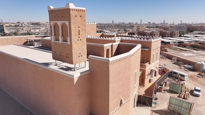 مبنى تقليدي في الدرعية بالرياض، لقطة جوية نهارية.