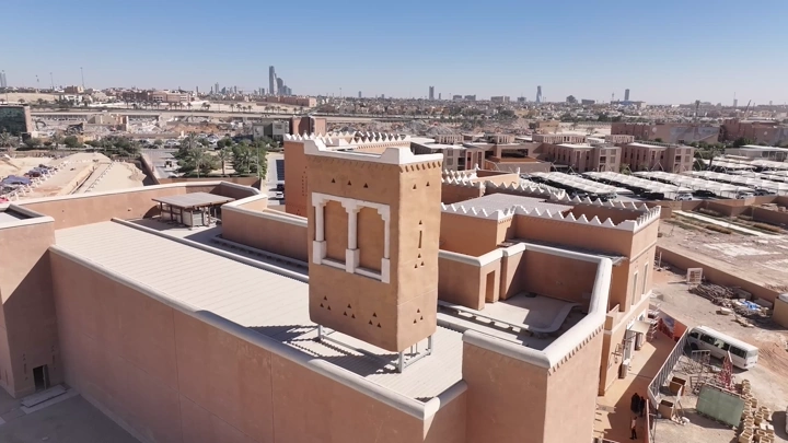 مبنى تقليدي في الدرعية بالرياض، لقطة جوية نهارية.