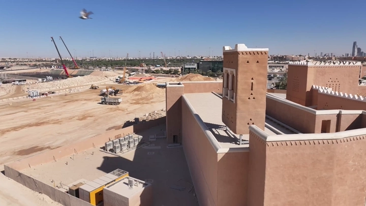 مبنى تقليدي في الدرعية بالرياض، لقطة جوية نهارية.