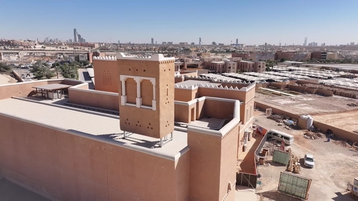 مبنى تقليدي في الدرعية بالرياض، لقطة جوية نهارية.