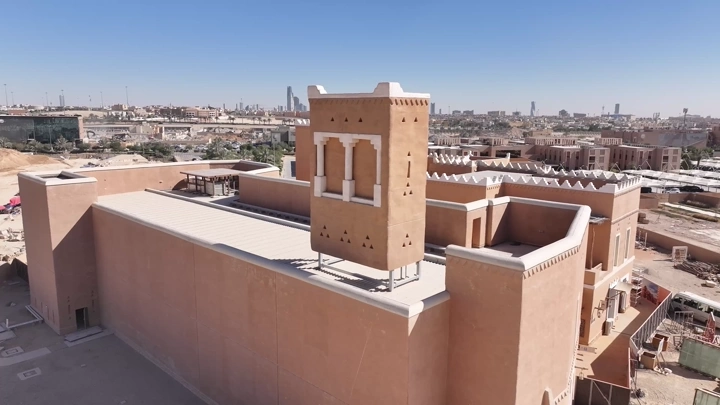 مبنى تقليدي في الدرعية بالرياض، لقطة جوية نهارية.