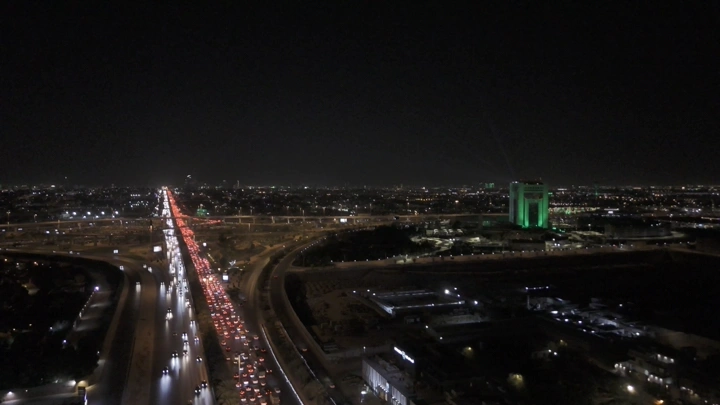 منظر جوي لشوارع الرياض ليلاً مع أضواء المدينة.