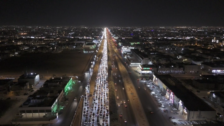 شارع مزدحم في الرياض ليلاً، لقطة جوية.