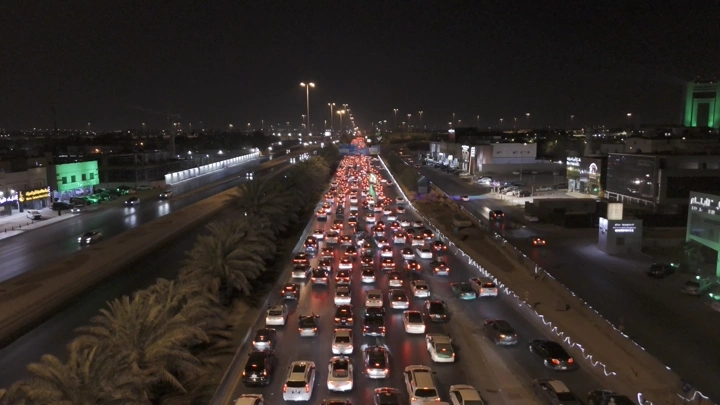 ازدحام مروري في شوارع الرياض ليلاً، لقطة جوية.