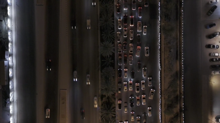 شوارع مزدحمة بالسيارات ليلاً، لقطة جوية.