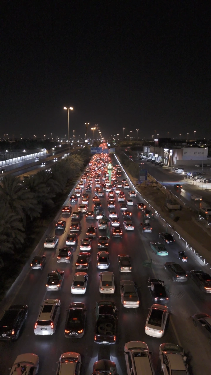 ازدحام مروري في شوارع الرياض ليلاً، لقطة جوية.