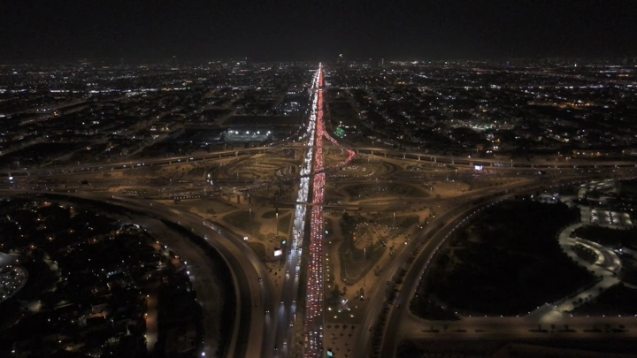 شبكة طرق الرياض ليلاً، لقطة جوية.