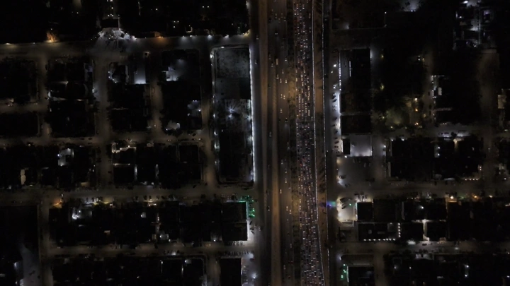 صورة جوية لشوارع الرياض ليلًا، تظهر حركة المرور الكثيفة.