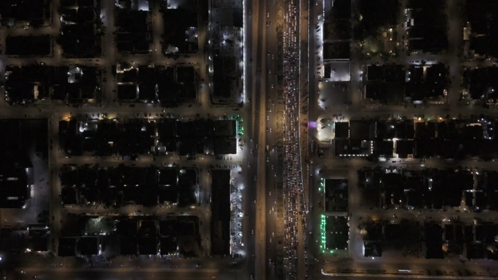 صورة جوية لشوارع الرياض ليلاً، تظهر حركة المرور والإضاءة.