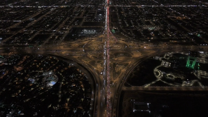 شبكة طرق الرياض ليلاً، لقطة جوية.