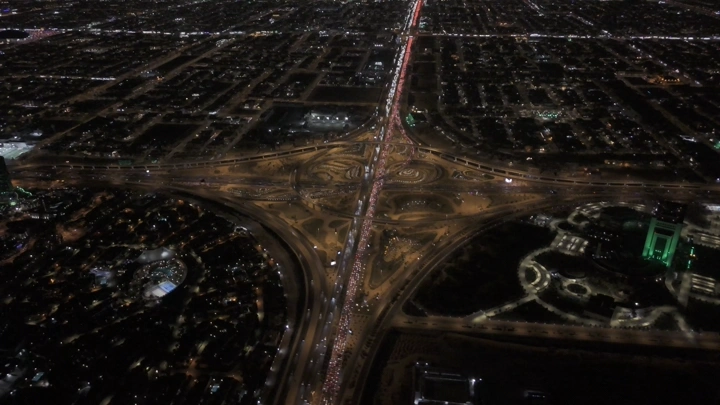 شبكة طرق الرياض ليلاً، لقطة جوية.