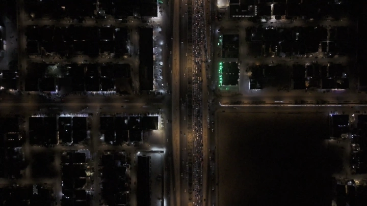 شوارع مضاءة في الرياض ليلاً، صورة جوية.