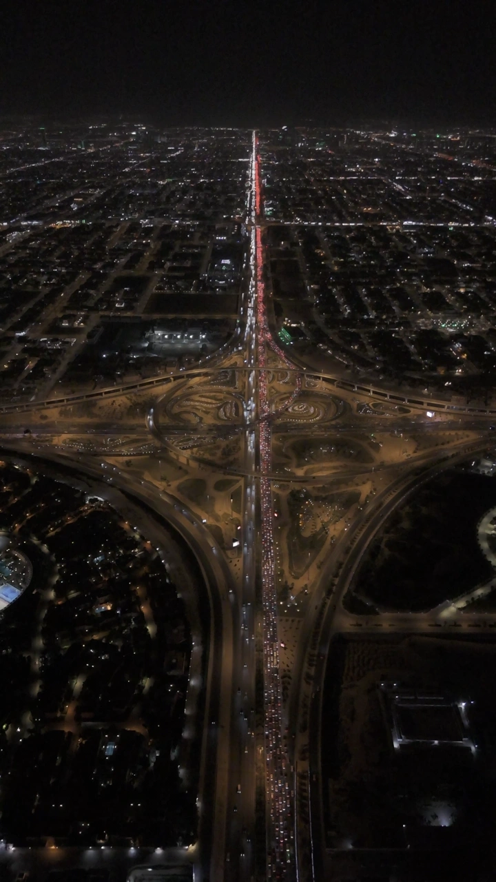 شبكة طرق مزدحمة في الرياض ليلاً، صورة جوية.