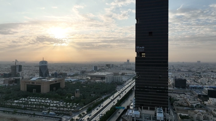 طريق الملك فهد في الرياض عند الغروب، لقطة جوية.