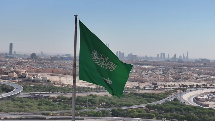 علم السعودية يرفرف في الدرعية، لقطة نهارية بانورامية.