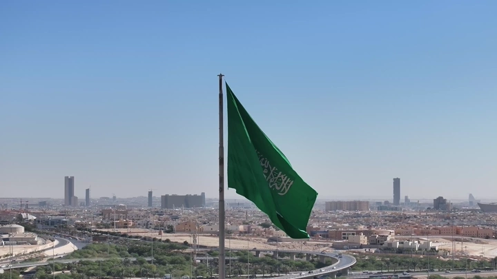 علم السعودية يرفرف في سماء الدرعية، لقطة من زاوية مرتفعة.