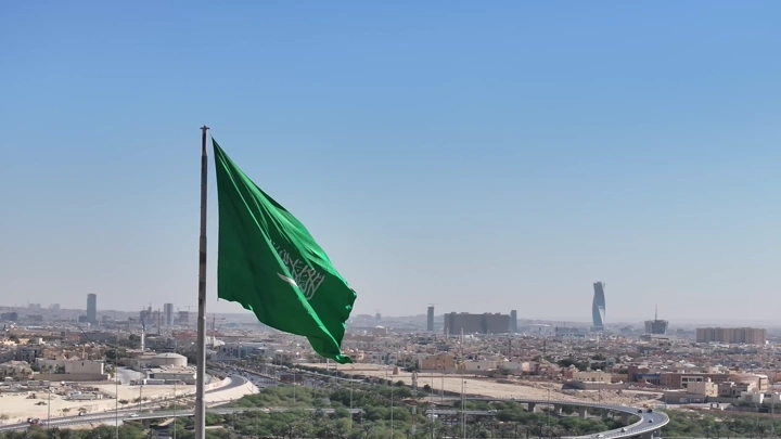 علم السعودية يرفرف في سماء الدرعية، لقطة بانورامية.