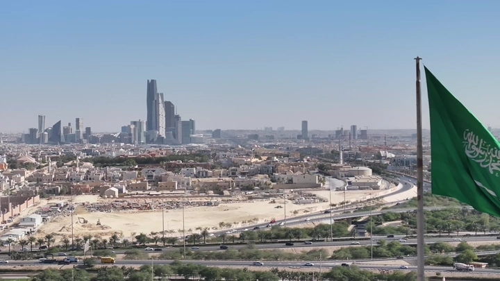 علم السعودية يرفرف في الدرعية، مشهد جوي للمدينة.