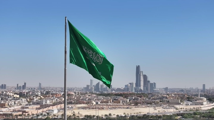 علم السعودية يرفرف في الدرعية، مشهد للمدينة في النهار.