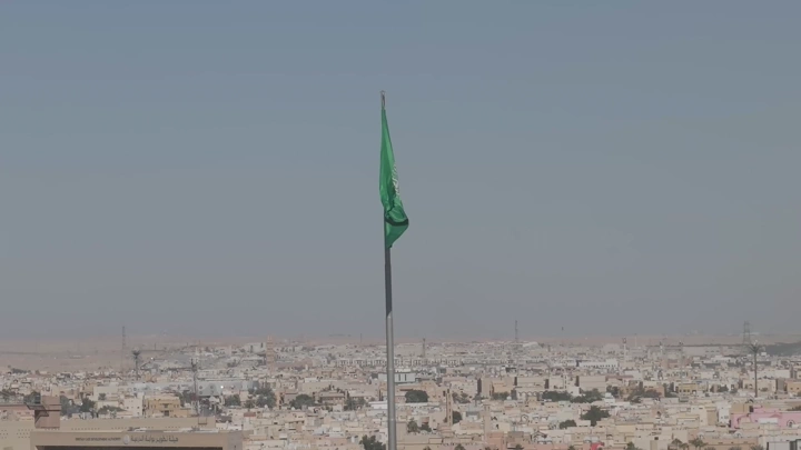 علم السعودية يرفرف فوق مدينة الدرعية، لقطة من بعيد.