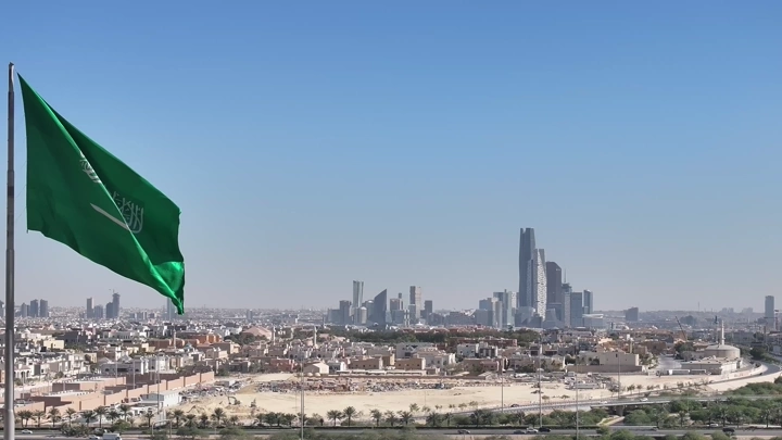 علم السعودية يرفرف في سماء الدرعية، لقطة نهارية بانورامية.