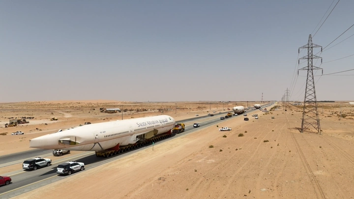 نقل طائرة على طريق صحراوي في السعودية، لقطة جوية.