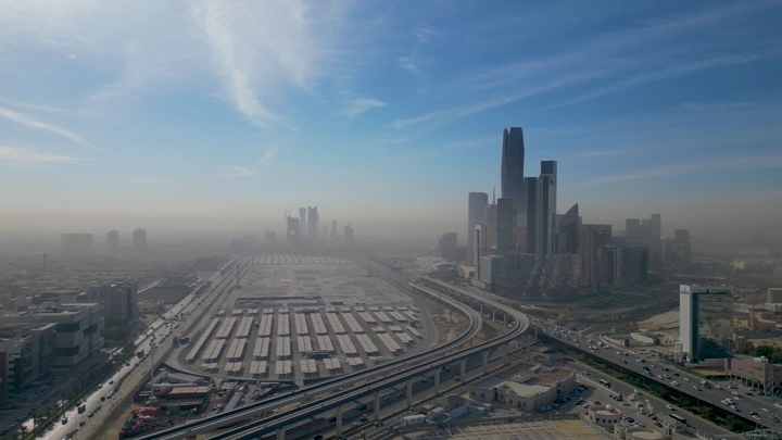 المركز المالي كافد في الرياض خلال النهار، لقطة جوية.