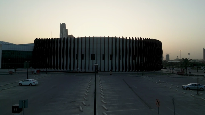 مبنى حديث في المركز المالي بالرياض عند الغروب، لقطة جوية.