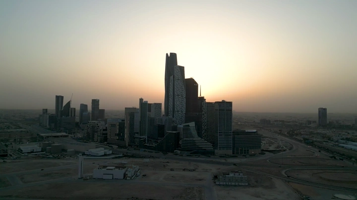 المركز المالي في الرياض عند الغروب، لقطة جوية.