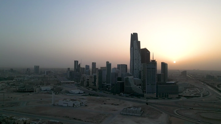 أفق الرياض عند الغروب مع المركز المالي، لقطة جوية.