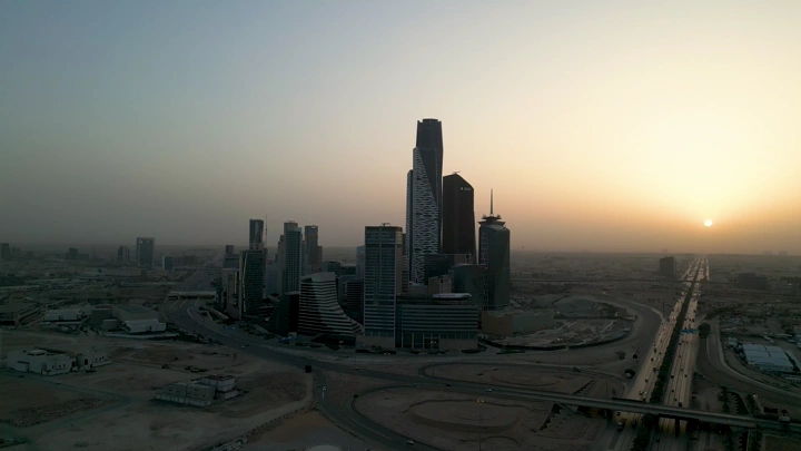 المركز المالي كافد في الرياض عند الغروب، لقطة جوية.