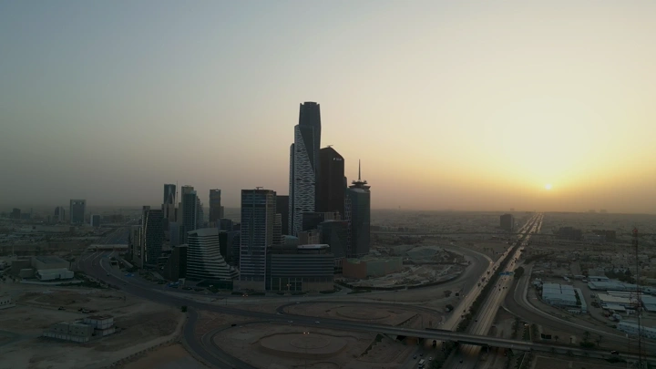 المركز المالي في الرياض عند الغروب، لقطة جوية.