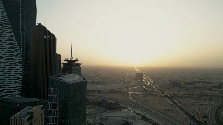 المركز المالي في الرياض عند الغروب، لقطة جوية.